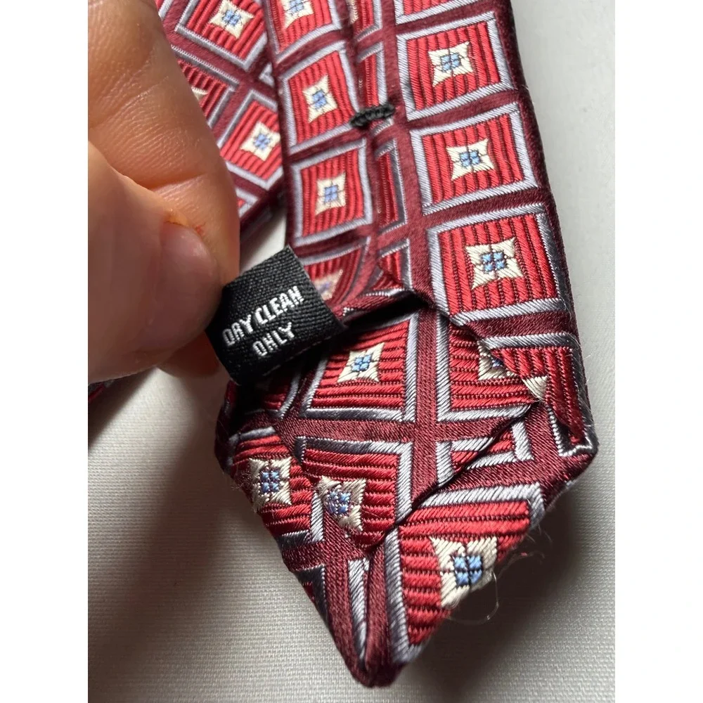 JOS A BANK Signature Silk Geometric Pattern Burgundy‎ Mens Necktie